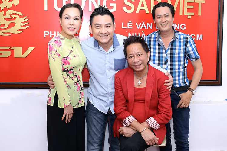 Việt Hương chia sẻ thêm: “Các anh, chị đã từng được dựng tượng đều là những đàn anh, đàn chị trong giới. Cho nên khi được vinh dự này Hương đã sắp xếp thời gian để tham gia ngay”.