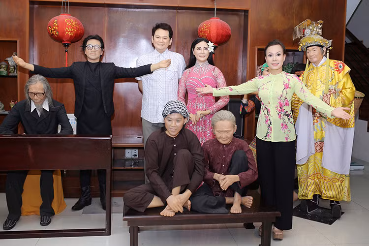 Hình ảnh này gợi nhớ về vai diễn cô gái bán bánh chưng, bánh giò đã tạo nên tên tuổi Việt Hương trong chương trình Gala Cười 2003.