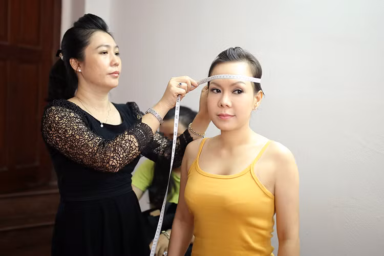 Khâu đo đạc chỉ số cơ thể để làm tượng sáp được thực hiện rất tỉ mỉ, kỹ càng từ bộ phận.