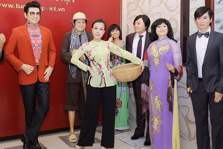 Việt Hương đã chọn cho mình hình ảnh trong bộ bà ba giản dị cùng với chiếc thúng để dựng tượng.