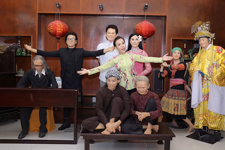 Nữ nghệ sĩ tâm sự: “Việt Hương cảm thấy vinh dự vô cùng khi những đóng góp của mình cho nghệ thuật được ghi nhận một cách trân trọng và hoành tránh như thế này".