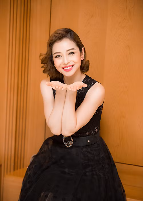 Jennifer Phạm còn được khen ngày càng đẹp so với thời điểm mới bước chân vào làng giải trí Việt.