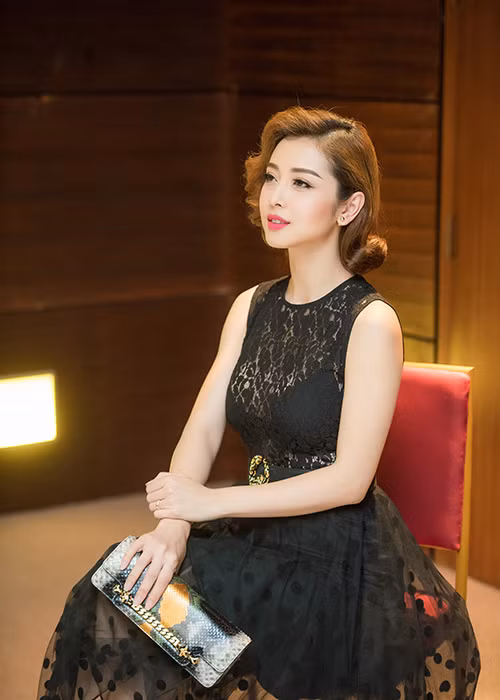 Hoa hậu châu Á tại Mỹ 2006 chọn kiểu trang điểm sắc nét với màu môi tím hồng.