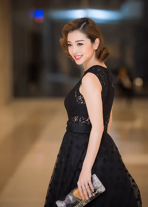 Với gương mặt tươi tắn, nụ cười rạng rỡ, Jennifer Phạm luôn trở thành tâm điểm của ống kính máy ảnh.