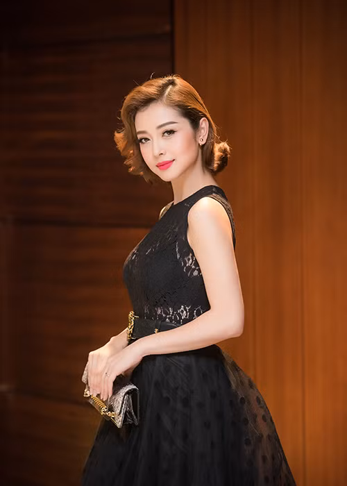 Hoa hậu Jennifer Phạm khoe vẻ kiêu kì tại sự kiện.