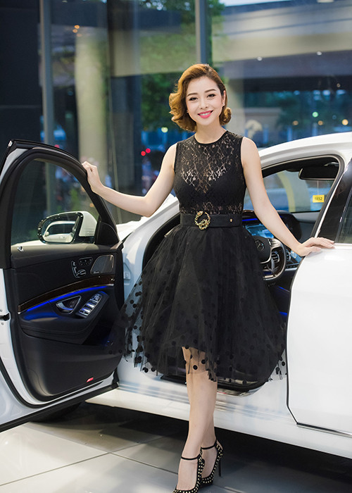 Tham dự sự kiện, Jennifer Phạm chọn mẫu váy đen xuyên thấu tinh tế kết hợp với giày cao gót cùng tông màu.