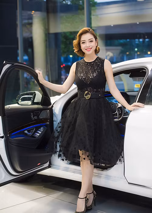 Tham dự sự kiện, Jennifer Phạm chọn mẫu váy đen xuyên thấu tinh tế kết hợp với giày cao gót cùng tông màu.