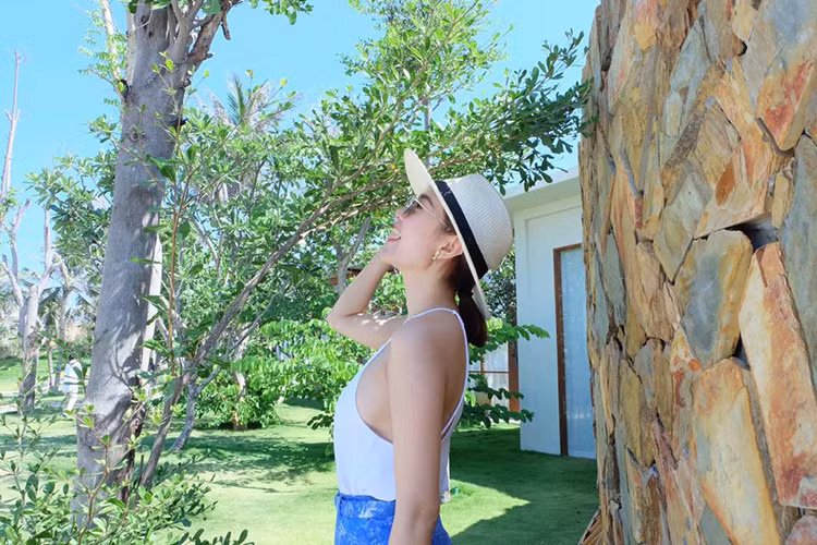 Không lâu sau khi bộ phim "Bao giờ có yêu nhau" ra mắt, Minh Hằng tung MV ca khúc "Anh từ đâu".