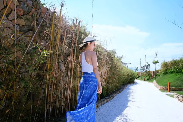  Minh Hằng xinh đẹp thả dáng trong khuôn viên của khu nghỉ dưỡng.