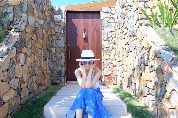 Bộ phim đánh dấu sự trở lại với màn ảnh rộng của Minh Hằng là "Bao giờ có yêu nhau". Trong phim, cô đóng cặp với nam diễn viên Quý Bình.