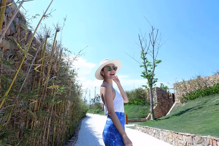 Dưới nắng hè của Nha Trang, nữ ca sĩ trẻ trung trong set đồ vừa đẹp vừa thoáng mát.