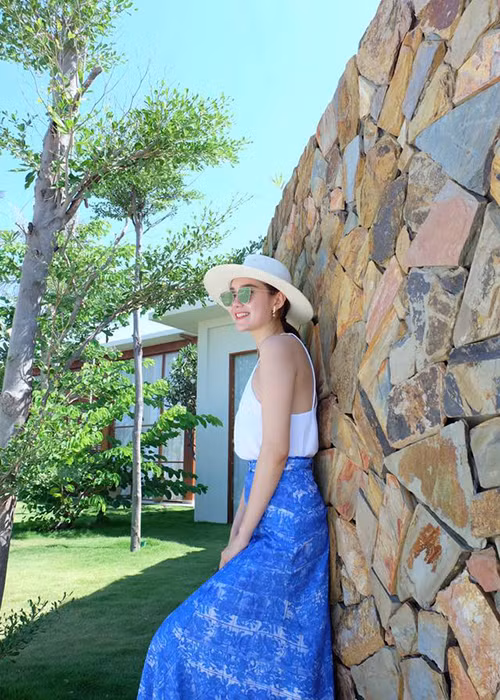 Được biết, "Anh từ đâu" là ca khúc mà Minh Hằng thể hiện trong bộ phim "Bao giờ có yêu nhau".