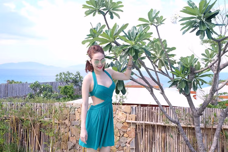 Mới đây, trên trang cá nhân, ca sĩ Minh Hằng vừa chia sẻ loạt ảnh của mình trong kì nghỉ dưỡng ở Nha Trang.