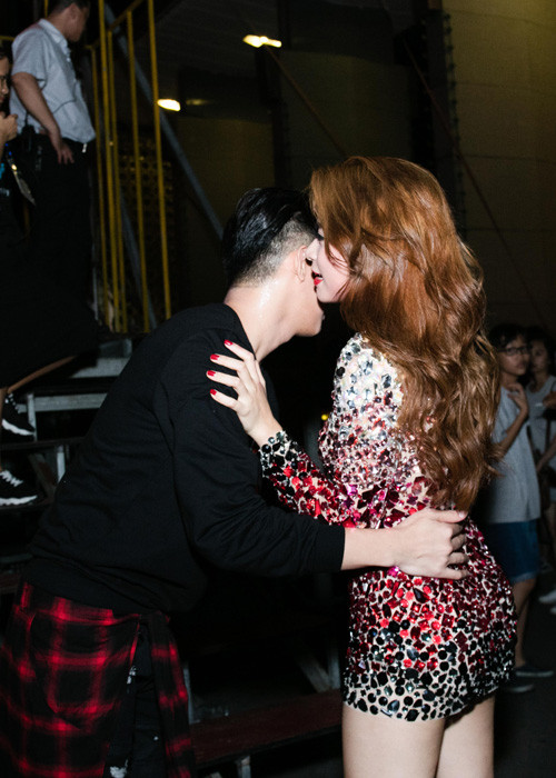 Noo Phuoc Thinh than thiet voi Hoang Thuy Linh o hau truong-Hinh-4