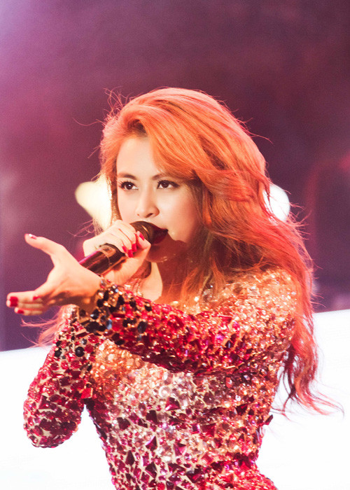 Noo Phuoc Thinh than thiet voi Hoang Thuy Linh o hau truong-Hinh-7