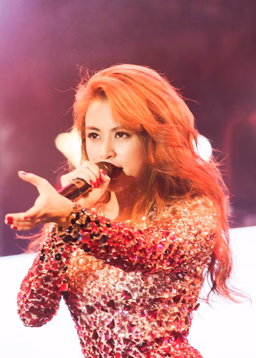 Noo Phuoc Thinh than thiet voi Hoang Thuy Linh o hau truong-Hinh-7