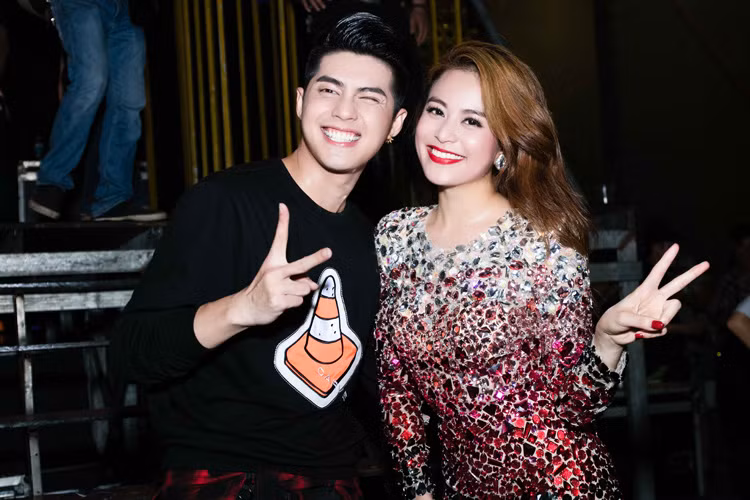 Noo Phuoc Thinh than thiet voi Hoang Thuy Linh o hau truong