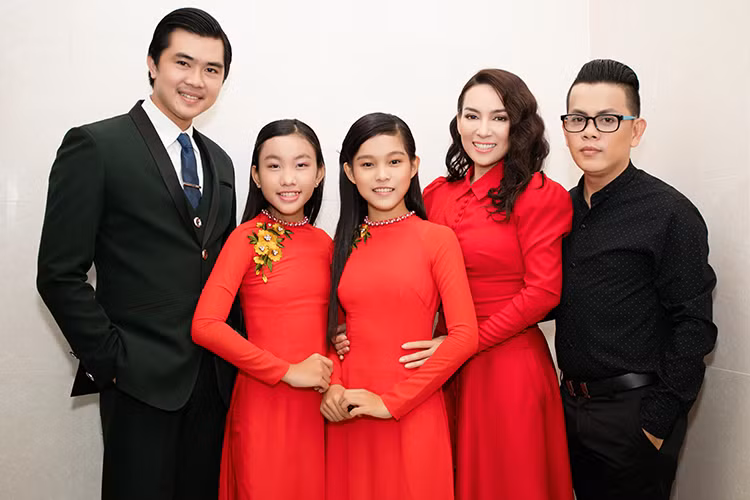Mới đây, ca sĩ Phi Nhung cùng các cô con gái nuôi tham gia một sự kiện ở Bình Dương do nữ ca sĩ làm đại sứ thương hiệu.
