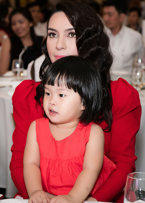 Được biết, giọng ca “Áo mới Cà Mau” hiện đang làm mẹ của 19 đứa trẻ.