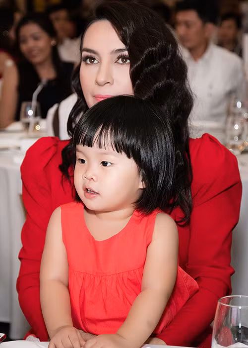 Được biết, giọng ca “Áo mới Cà Mau” hiện đang làm mẹ của 19 đứa trẻ.