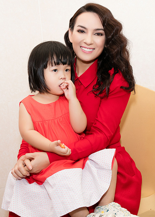  Con gái nuôi của ca sĩ Phi Nhung tỏ ra rất ngoan ngoãn khi bên mẹ ở hậu trường.