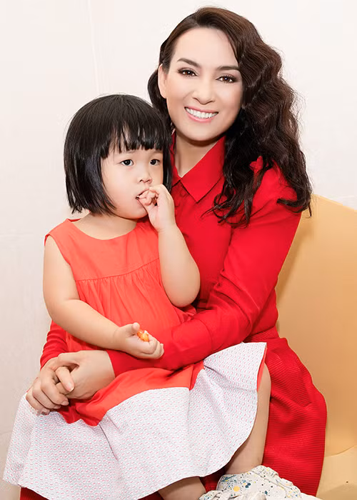  Con gái nuôi của ca sĩ Phi Nhung tỏ ra rất ngoan ngoãn khi bên mẹ ở hậu trường.