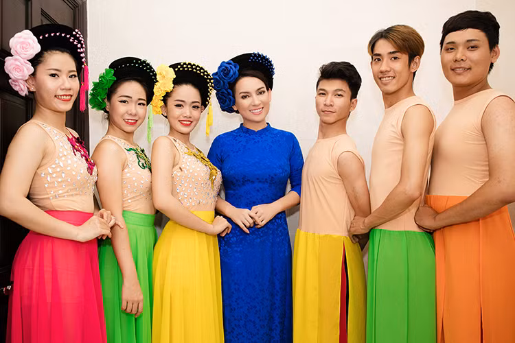 Phi Nhung đã cùng Trung ương đoàn TNCS HCM đã trao tặng 10 hệ thống lọc nước cho người dân ở các tỉnh vùng bị hạn mặn khu vực Đồng bằng sông Cửu Long với tổng giá trị lên tới 2,1 tỷ đồng.