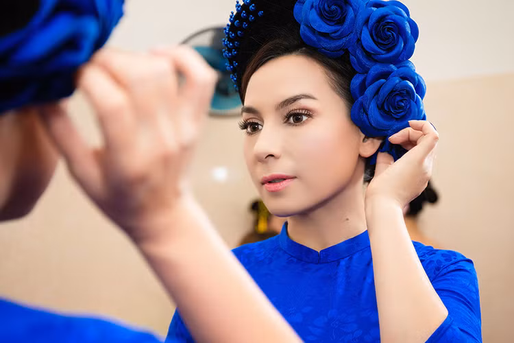 Trước đó, người hâm mộ vốn đã quen với hình ảnh Phi Nhung trong chiếc áo bà ba, tà áo dài truyền thống.