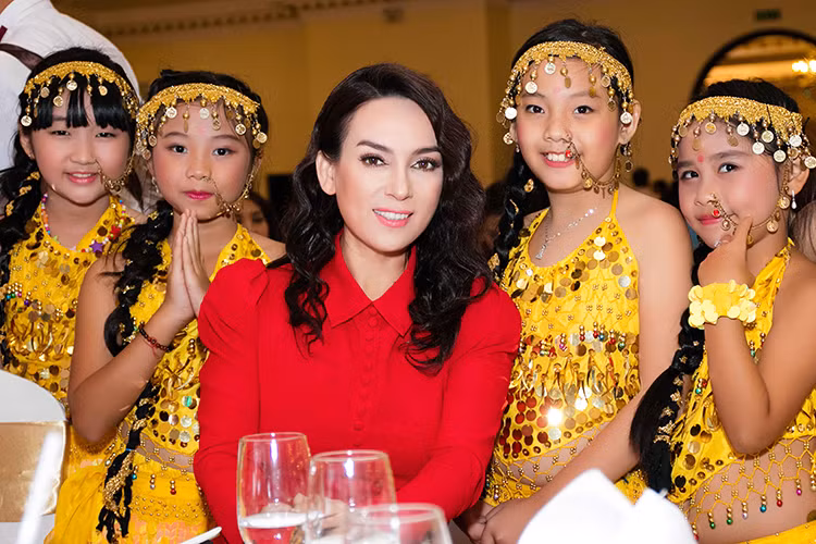 Từ đầu năm 2016, Phi Nhung bất ngờ thay đổi phong cách mộc mạc, chân quê sang phong cách sang trọng, quý phái.