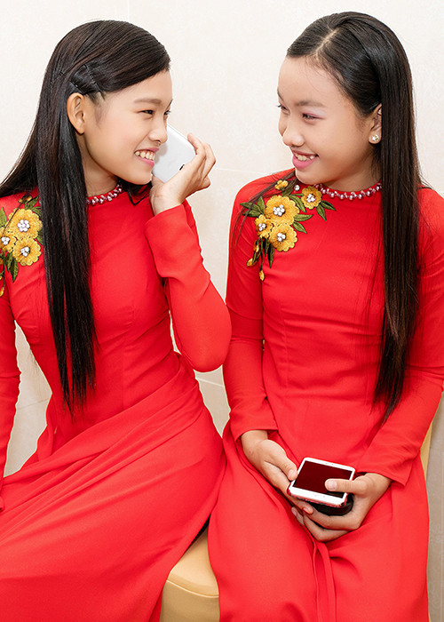 Đều đam mê ca hát, hai cô con gái nuôi của Phi Nhung được dẫn đi biểu diễn cùng mẹ nuôi tại sự kiện vừa qua.