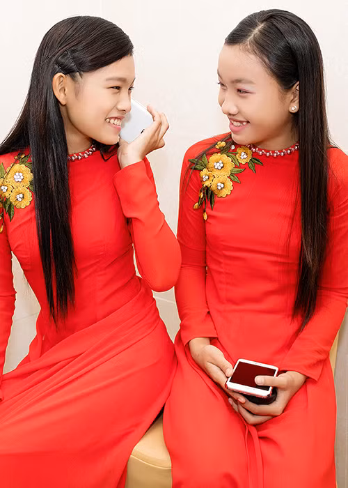 Đều đam mê ca hát, hai cô con gái nuôi của Phi Nhung được dẫn đi biểu diễn cùng mẹ nuôi tại sự kiện vừa qua.