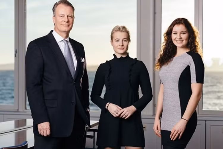 Chị gái Katharina đang theo học đại học Amsterdam và đã hoàn thành việc thực tập tại Ferd. 