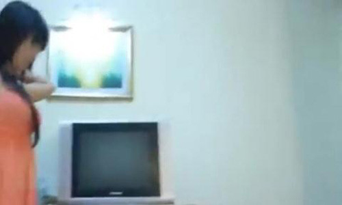 Cô gái "bán hoa" tên Nga ra điều kiện chụp ảnh trong nhà nghỉ.