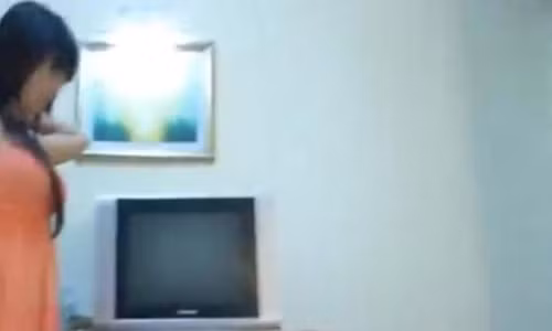 Cô gái "bán hoa" tên Nga ra điều kiện chụp ảnh trong nhà nghỉ.