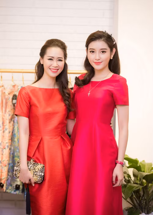 Cũng diện bộ cánh màu đỏ rực rỡ, Dương Thùy Linh đọ sắc cùng Huyền My.