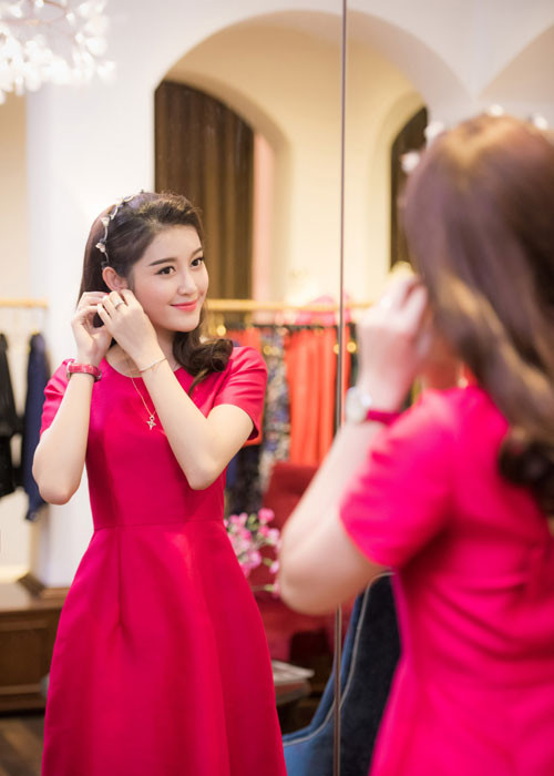 Mặc dù vừa trải qua chuyến bay dài từ Anh quốc nhưng Huyền My vẫn giữ được vẻ tươi tắn.