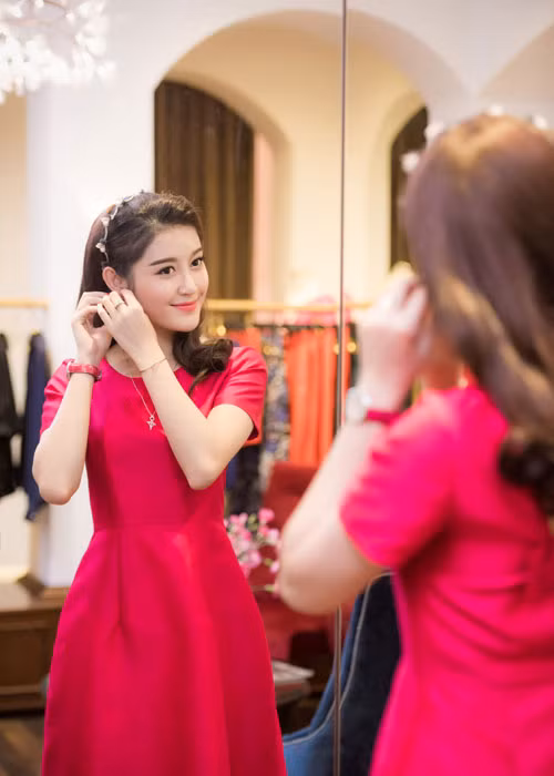 Mặc dù vừa trải qua chuyến bay dài từ Anh quốc nhưng Huyền My vẫn giữ được vẻ tươi tắn.