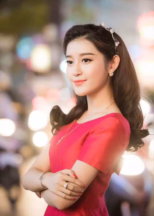 Vừa qua, Huyền My đã tham gia một khóa học kéo dài một tháng về nghệ thuật và thời trang ở xứ sở sương mù.