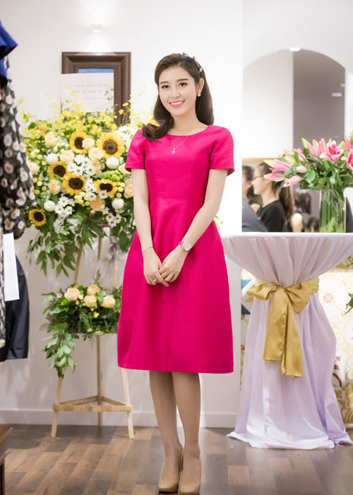 Huyền My nổi bật trong chiếc váy màu đỏ phối với giày cao gót màu nude.