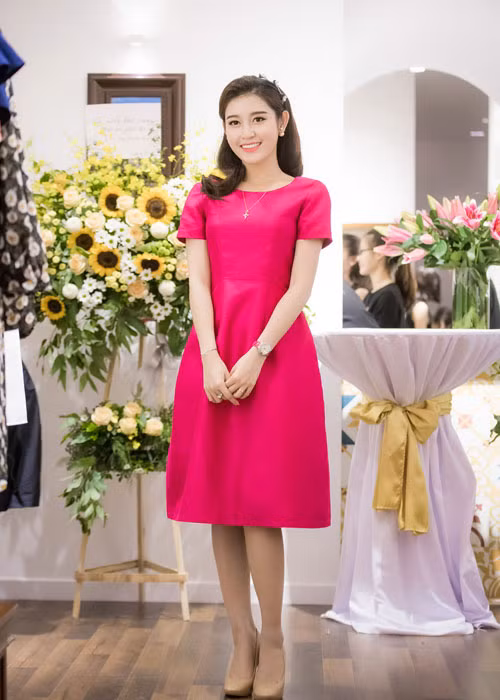 Huyền My nổi bật trong chiếc váy màu đỏ phối với giày cao gót màu nude.