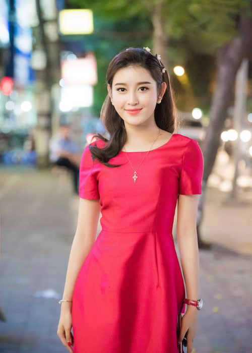 Tái xuất showbiz sau thời gian du học, Á hậu 1 cuộc thi Hoa hậu Việt Nam 2014 khoe vẻ đẹp ngọt ngào.