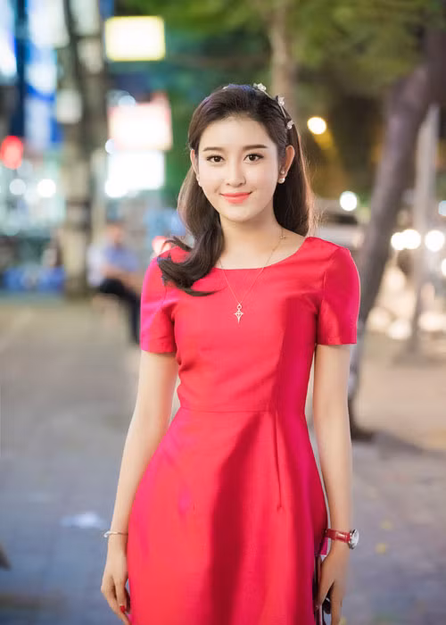 Tái xuất showbiz sau thời gian du học, Á hậu 1 cuộc thi Hoa hậu Việt Nam 2014 khoe vẻ đẹp ngọt ngào.