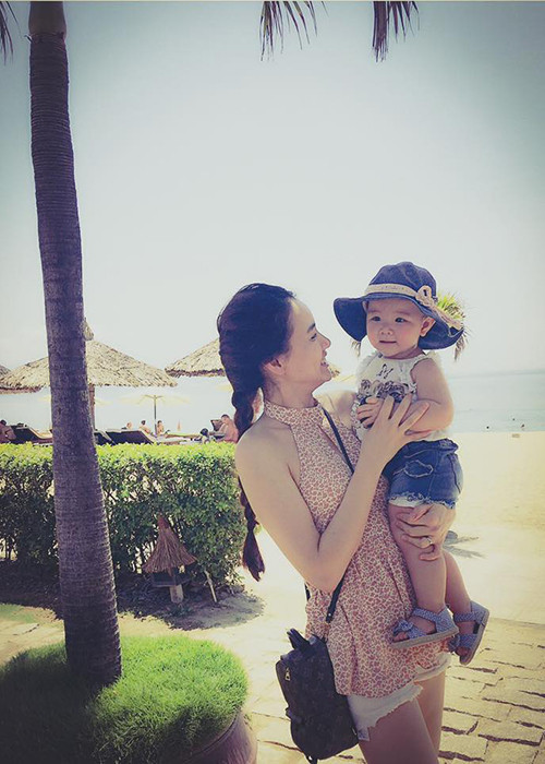Bé Vani ăn diện sành điệu và đi dạo biển Nha Trang cùng với mẹ. Tháng 4 vừa qua, cô nhóc đã đón sinh nhật tròn 1 tuổi.