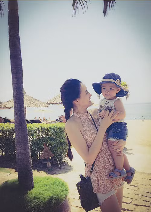 Bé Vani ăn diện sành điệu và đi dạo biển Nha Trang cùng với mẹ. Tháng 4 vừa qua, cô nhóc đã đón sinh nhật tròn 1 tuổi.