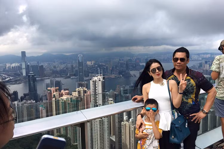 Vợ chồng ca sĩ Lệ Quyên cũng dẫn thiên thần nhỏ của mình đi du lịch nhân dịp bé nghỉ hè.