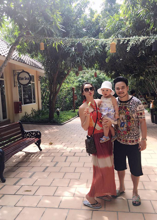 Bé Vani - con gái diễn viên Trang Nhung và Hoàng Duy được bố mẹ dẫn đi nghỉ mát ở Nha Trang.