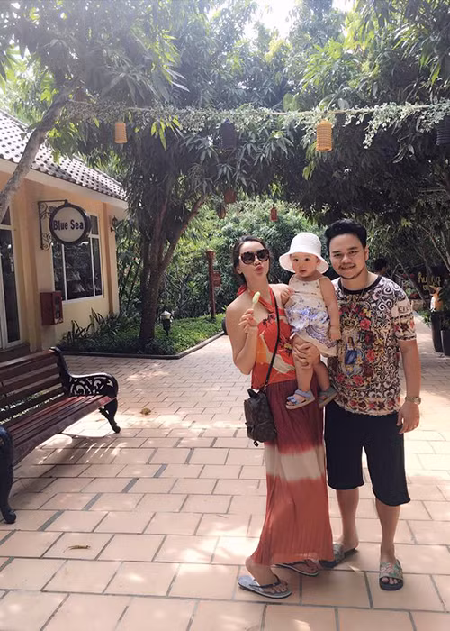 Bé Vani - con gái diễn viên Trang Nhung và Hoàng Duy được bố mẹ dẫn đi nghỉ mát ở Nha Trang.