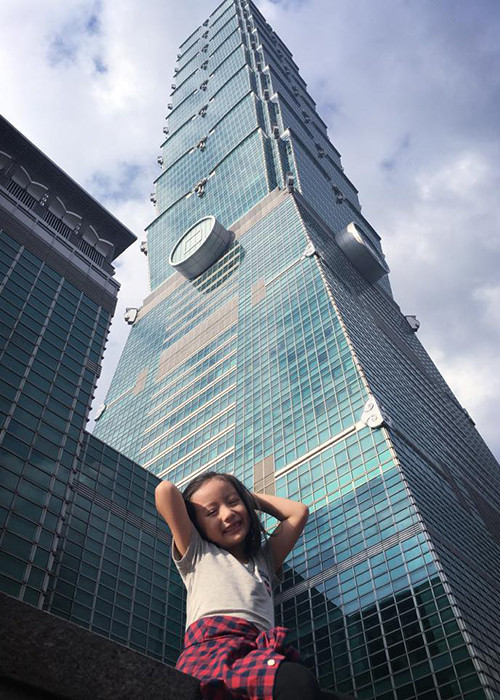 Hoa hậu Ngọc Diễm giúp bé Chiko ghi lại hình ảnh trước tòa nhà Taipei 101.