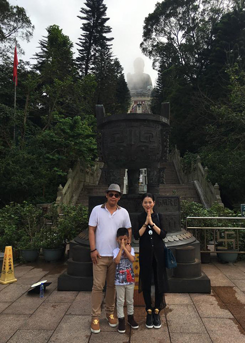 Ba thành viên của gia đình Lệ Quyên đến thăm một ngôi chùa ở Hong Kong. Theo chia sẻ của nữ ca sĩ, cậu con trai đi bộ lên chùa băng băng và chỉ nhắc ba mẹ được bỏ tiền công đức.