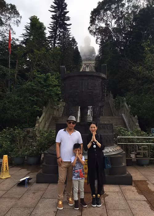 Ba thành viên của gia đình Lệ Quyên đến thăm một ngôi chùa ở Hong Kong. Theo chia sẻ của nữ ca sĩ, cậu con trai đi bộ lên chùa băng băng và chỉ nhắc ba mẹ được bỏ tiền công đức.